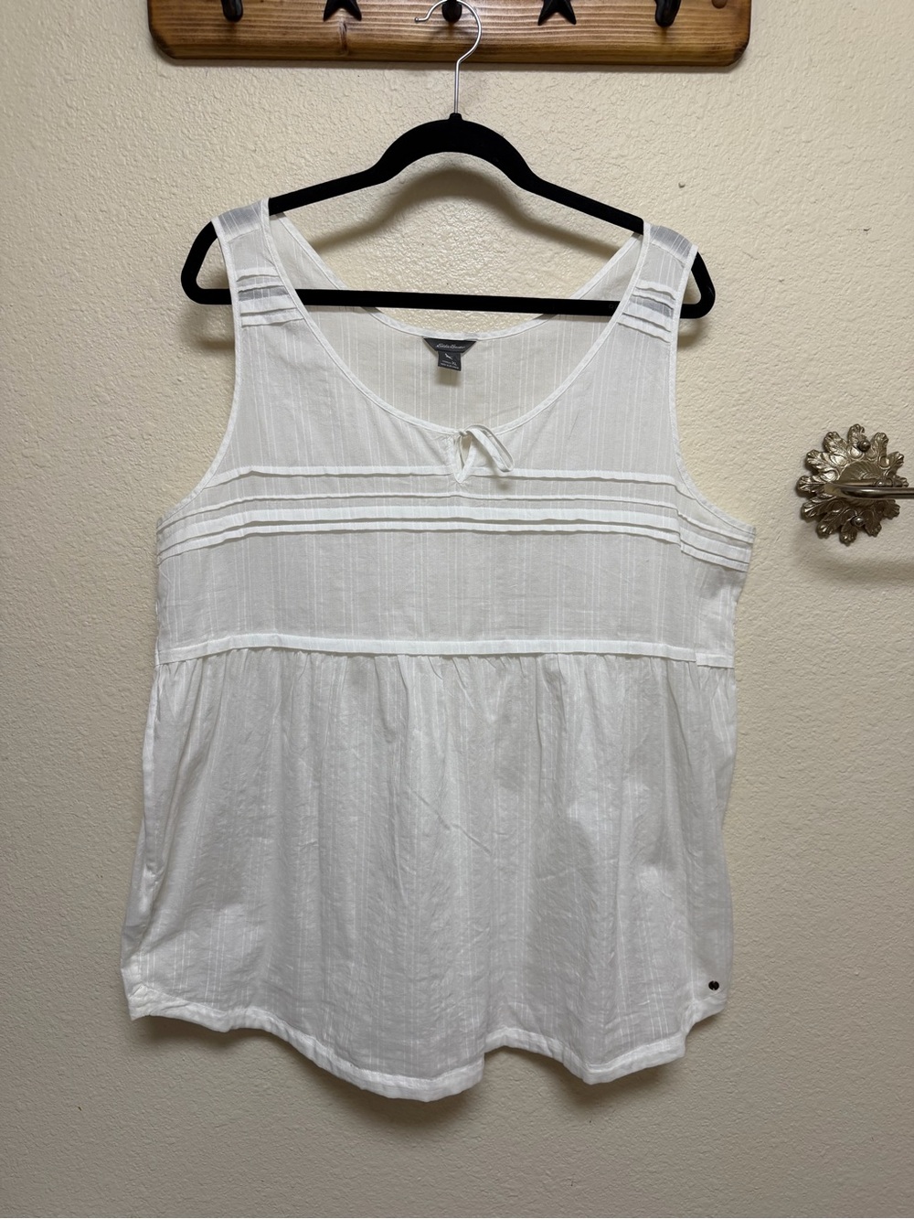 Eddie Bauer White Sleeveless Tank with Pintuck Detail - XL